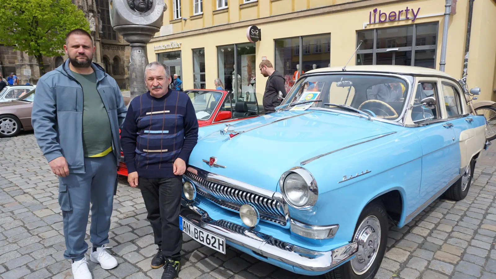 Alexander Hofmann (rechts) und sein Neffe Artur Graf haben diesen GAZ Wolga 21, Baujahr 1960, gemeinsam restauriert. Das Oldtimer-Treffen in Ansbach bot die Gelegenheit zu einer ersten Ausfahrt. (Foto: Andrea Walke)