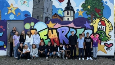 Die Schüler der Mittelschule Lehrberg vor ihrem Kunstwerk. Ganz links Künstler Marco Holzinger alias ERAS, Dritte von rechts Bürgermeisterin Renate Hans. (Foto: Jasmin Halm)