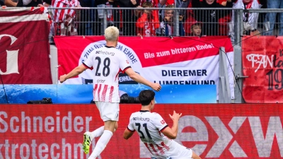 Igor Matanović lässt die Fans mit einem späten Doppelpack jubeln. (Foto: Tom Weller/dpa)