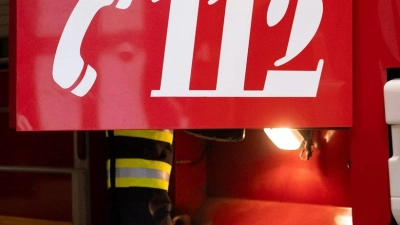 Feuerwehrleute lassen das Wohnhaus kontrolliert abbrennen. (Symbolbild) (Foto: Niklas Treppner/dpa)
