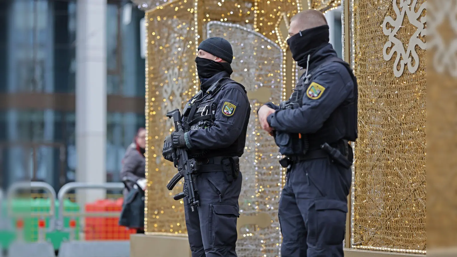 Brauchtum unter Polizeischutz: Polizisten sichern die Eröffnung vom Magdeburger Weihnachtsmarkt. (Foto: Matthias Bein/dpa)