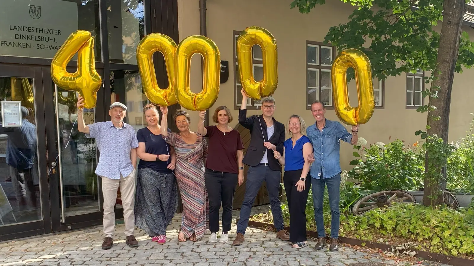 Rekord beim Landestheater Dinkelsbühl: Für die Sommerfestspiele 2025 wurden bereits über 40.679 Eintrittskarten verkauft. Darüber freuen sich (von links) Intendant Peter Cahn, Disponentin Juliane Abt, Christiane Fuchs (Verwaltung), Alexandra Huber (Kartenvorverkauf), Dramaturg und Pressereferent Felix J. Mohr, Tanja Hofecker (Verwaltung) und Oberbürgermeister Dr. Christoph Hammer. (Foto: Lisa-Maria Liebing)