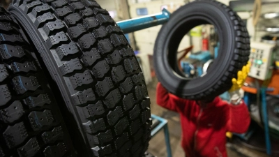 Der Werkstatt-Besuch bleibt einem Autofahrer wohl nicht erspart: Ein Unbekannter hat drei Reifen an seinem Anhänger zerstochen. (Symbolbild: Friso Gentsch/dpa)