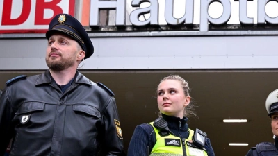 Polizei, Bundespolizei, Deutsche Bahn Sicherheit und die U-Bahnwache wollen künftig gemeinsam auf Streife gehen.    (Foto: Sven Hoppe/dpa)