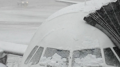 Hunderte Flüge von und nach New York wurden wegen heftigen Winterwetters gestrichen. (Symbolbild) (Foto: Frank Franklin II/AP/dpa)
