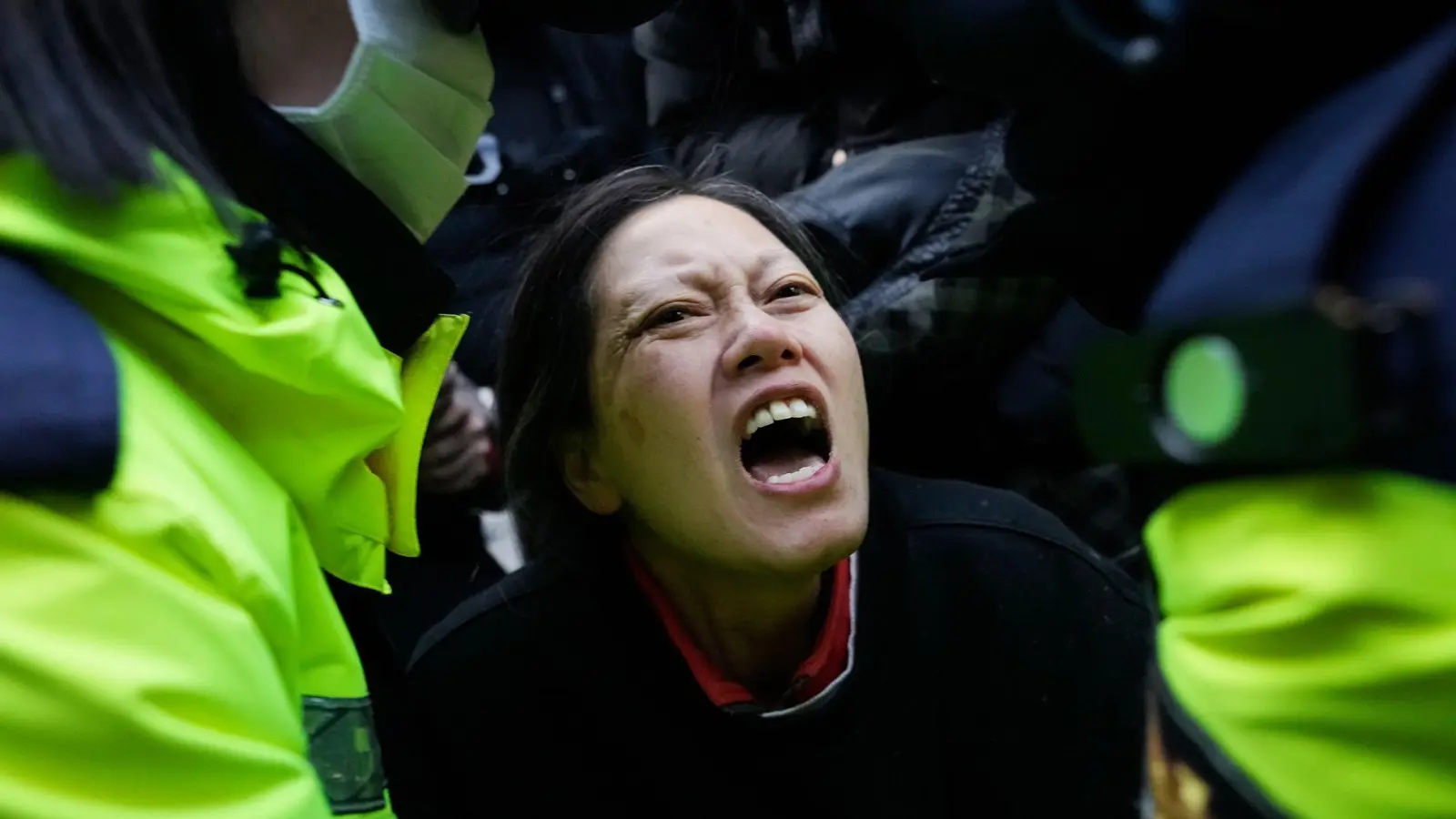 Polizeibeamte führen eine Anhängerin des suspendierten Präsidenten Yoon in der Nähe der Präsidentenresidenz ab. (Foto: Ahn Young-joon/AP/dpa)