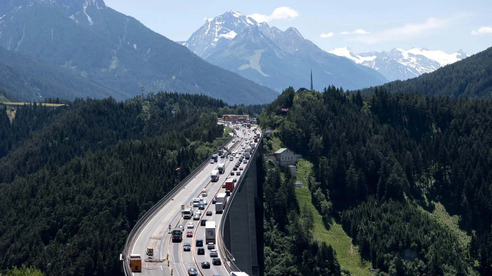 Seit Jahren sorgt der Brennertransit für jede Menge Ärger - bei den betroffenen Menschen entlang der Alpenroute ebenso wie auf politischer Ebene. (Archivbild) (Foto: Sven Hoppe/dpa)