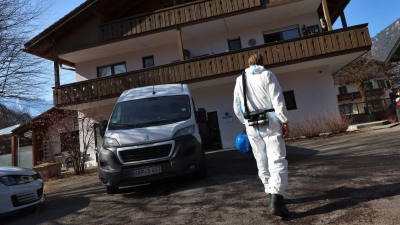 Mitarbeiter der Spurensicherung untersuchten den Tatort. (Foto: Karl-Josef Hildenbrand/dpa)