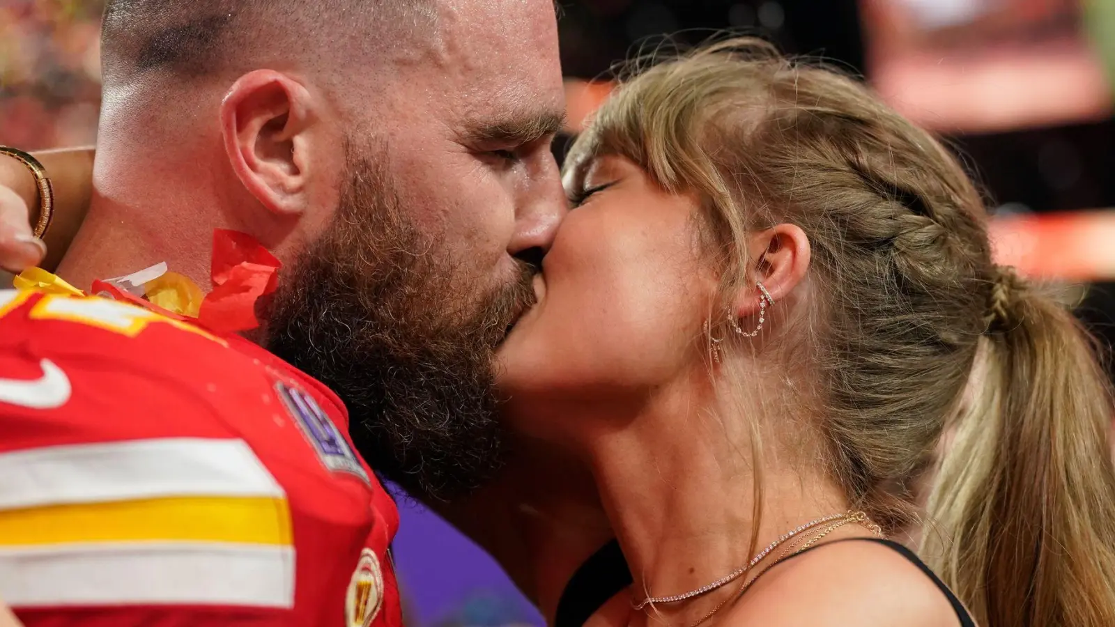 Und Kuss: Inzwischen sind Taylor Swift und Travis Kelce verlobt. (Archivbild) (Foto: Brynn Anderson/AP/dpa)