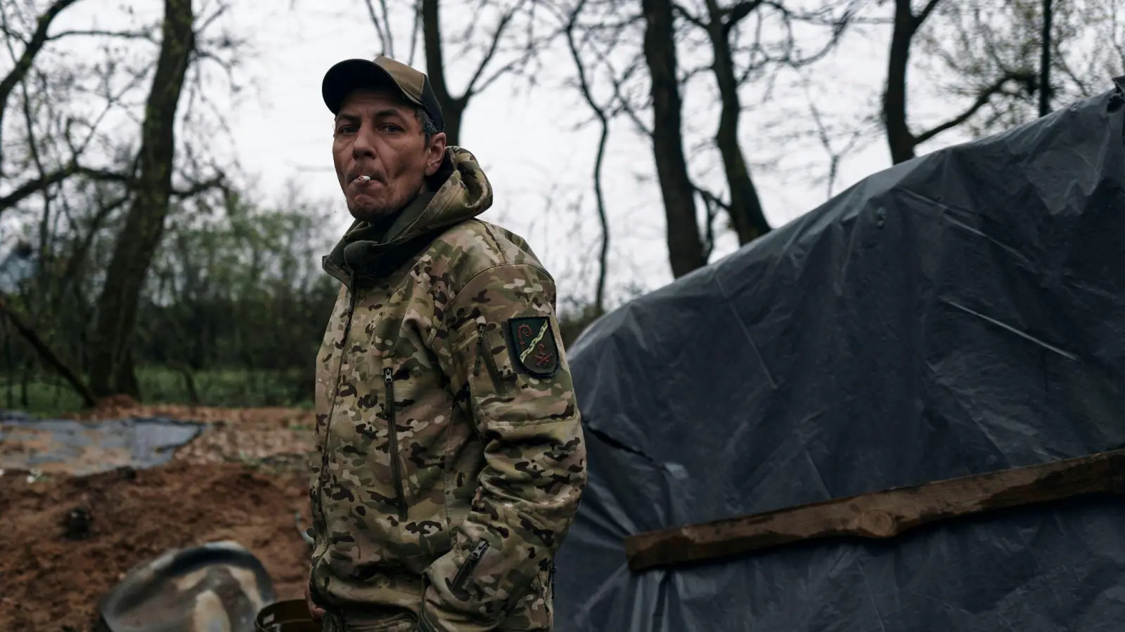 Der Kampf um Bachmut im Osten der Ukraine hält an - hier zu sehen: ein ukrainischer Soldat an der Frontlinie. (Foto: LIBKOS/AP/dpa)