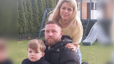 Roman Belender mit Partnerin Olivia Trzcinski und Sohn Levi: Die Gerhardshofener Familie kämpft nach einem schweren Unfall um Romans Zukunft. (Foto: Sandra Buchwald)