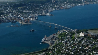 Die Stadt mit einem Blick: Tromsø vom 421 Meter hohen Storsteinen aus gesehen.  (Foto: Florian Sanktjohanser/dpa-tmn)