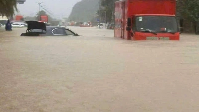 Starkregen hat in Vietnam eine Straße unter Wasser gesetzt.  (Foto: Tran Van Thong/dpa)