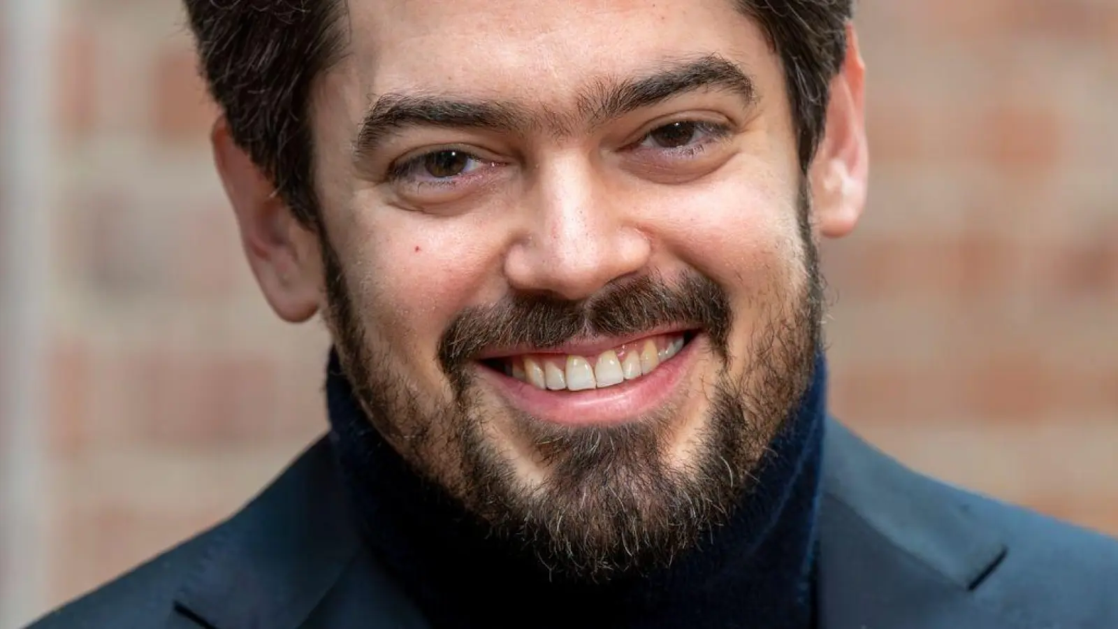 Lahav Shani gibt nun offiziell seinen Einstand als Chefdirigent der Münchner Philharmoniker. (Archivbild) (Foto: Peter Kneffel/dpa)