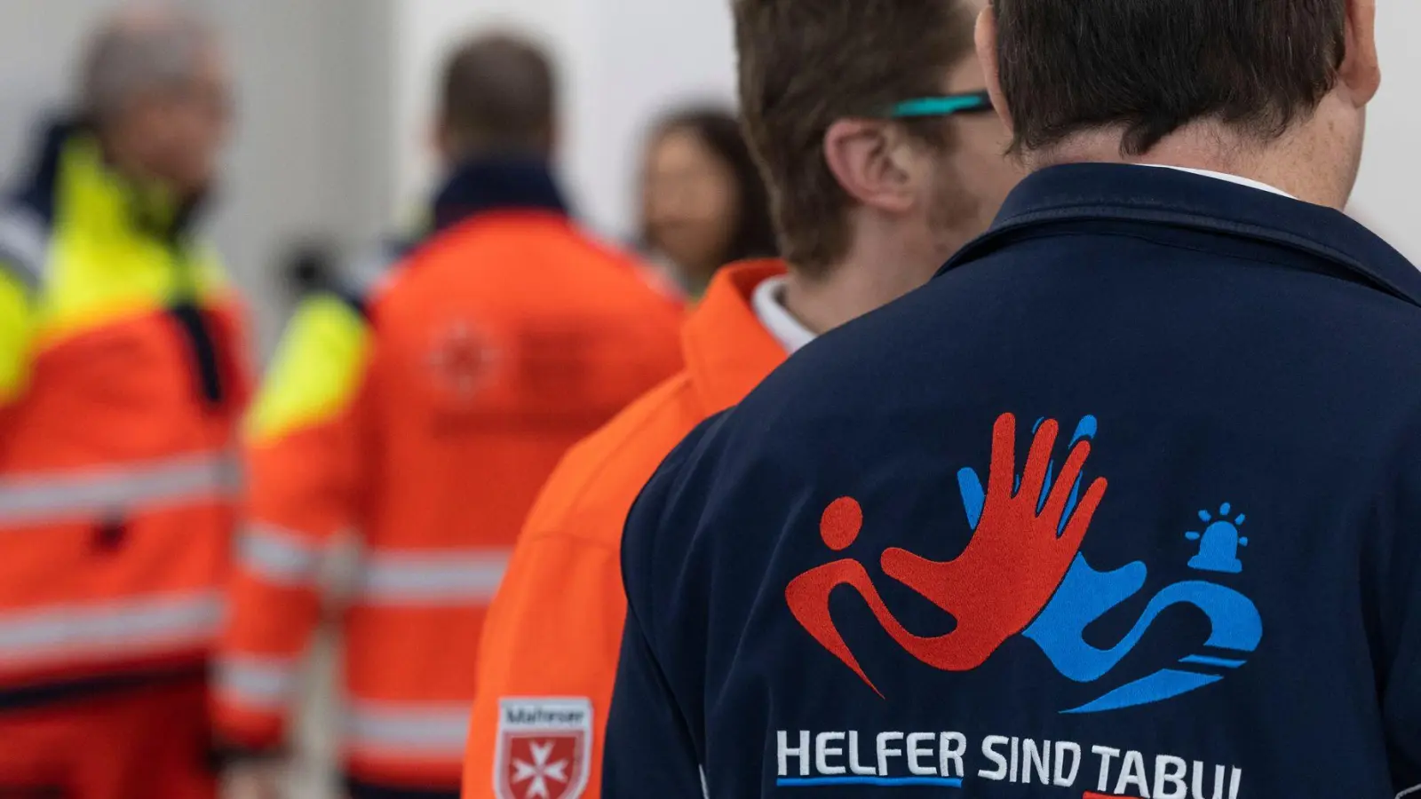<br>Auch Notfallsanitäter erlebten Anfeindungen und Übergriffe im Einsatz. (Symbolbild) (Foto: Hannes P. Albert/dpa)