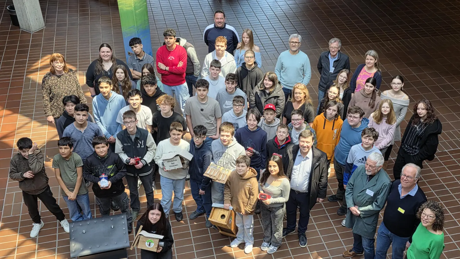 Die Bad Windsheimer Mittelschüler und -schülerinnen sowie die Verantwortlichen des Freundeskreises der Landesgartenschau freuen sich über die Nistkästen. (Foto: Hans-Bernd Glanz)