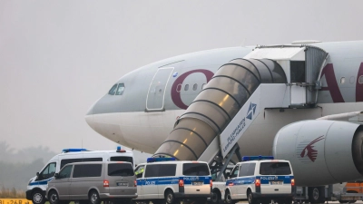 Mit einer Maschine der Qatar Airways wurden die Betroffenen am Morgen ausgeflogen. (Foto: Jan Woitas/dpa)