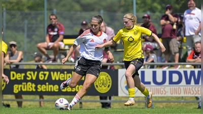 Dana Keßler vom SV Weinberg (rechts, hier in einem Testspiel mit Laura Miller vom 1. FC Nürnberg) war wieder im Nationalteam gefordert. (Foto: Martin Rügner)