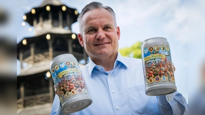 Wiesnchef Christian Scharpf zeigt den aktuellen Maßkrug der Wiesnwirte. (Foto: Peter Kneffel/dpa)