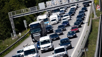 Nur langsam kommen die Fahrzeuge auf der Autobahn voran. (Foto: Christian Charisius/dpa/Archivbild)