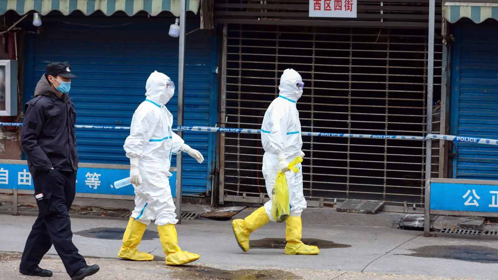 Arbeiter in Schutzkleidung am Huanan Seafood Market in Wuhan. (Archivbild) (Foto: -/CHINATOPIX/AP/dpa)
