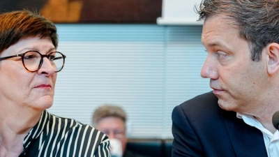 Zollen sich gegenseitig Respekt: Saskia Esken und Lars Klingbeil. (Archivbild) (Foto: Kay Nietfeld/dpa)