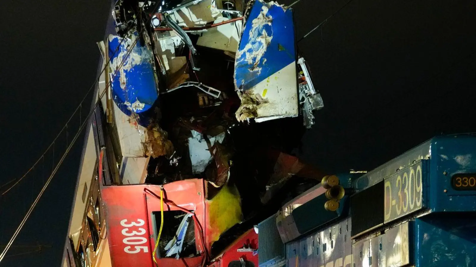 Bei einem Geschwindigkeitstest in der chilenischen Hauptstadt Santiago de Chile sind zwei Güterzüge frontal zusammengestoßen. Es kam zu neun Verletzten und zwei Toten. (Foto: Esteban Felix/AP/dpa)