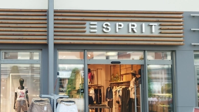 Noch wird in der äußeren Ladenstraße im Brücken-Center Esprit-Bekleidung verkauft. Doch nachdem der Konzern insolvent ist, wird sich das ändern. (Foto: Robert Maurer)
