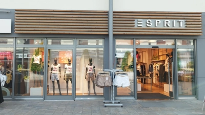 Noch wird in der äußeren Ladenstraße im Brücken-Center Esprit-Bekleidung verkauft. Doch nachdem der Konzern insolvent ist, wird sich das ändern. (Foto: Robert Maurer)