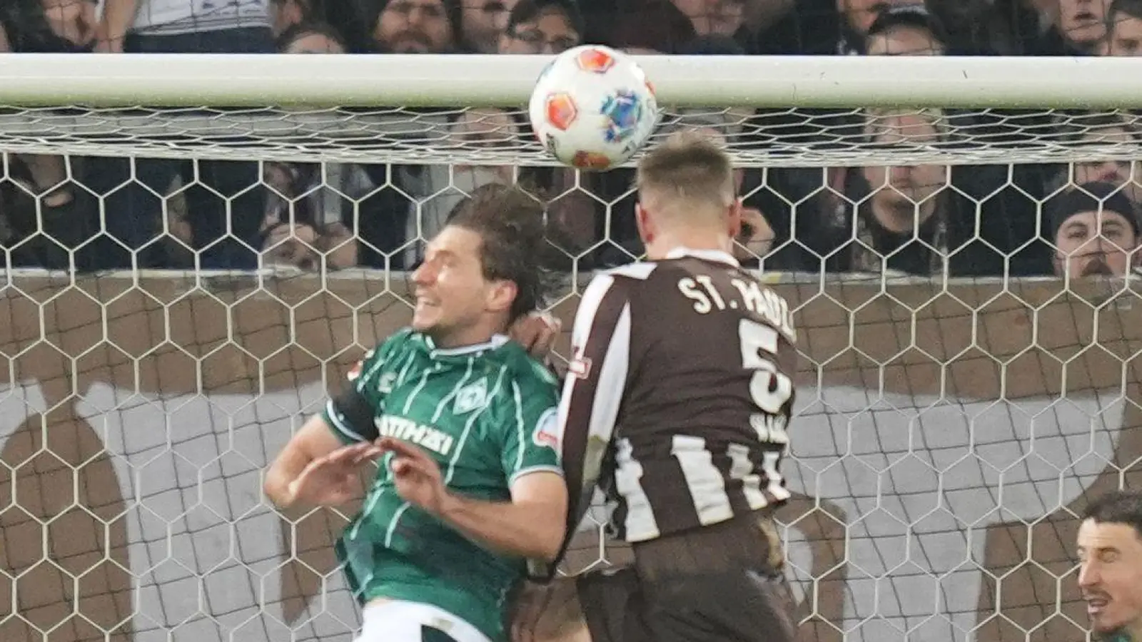 St. Paulis Hauke Wahl erzielt den Treffer zum 1:0 - auch dank Backhaus' Mithilfe. (Foto: Marcus Brandt/dpa)