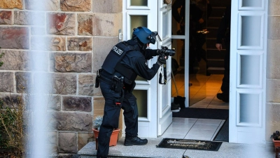 Bewaffnete Einsatzkräfte waren in Iserlohn vor Ort. (Foto: Alex Talash/dpa)
