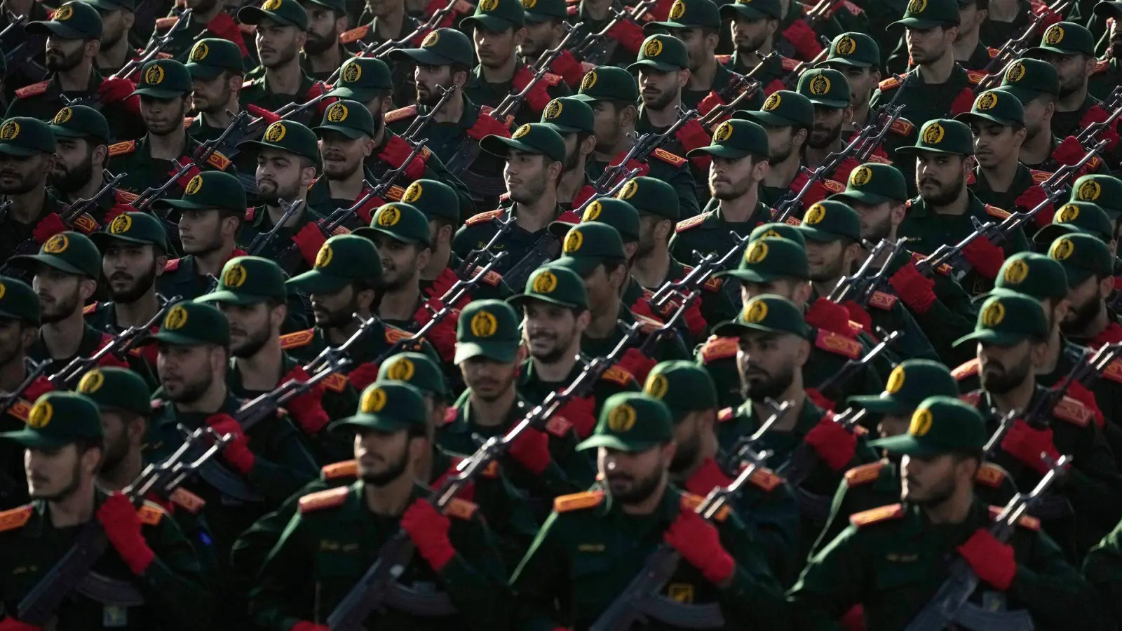 Nach jahrelangen Diskussionen könnte es nun eine Einigung geben: Die iranischen Revolutionsgarden sollen auch in der EU als Terrororganisation eingestuft werden. (Archivbild) (Foto: Vahid Salemi/AP/dpa)