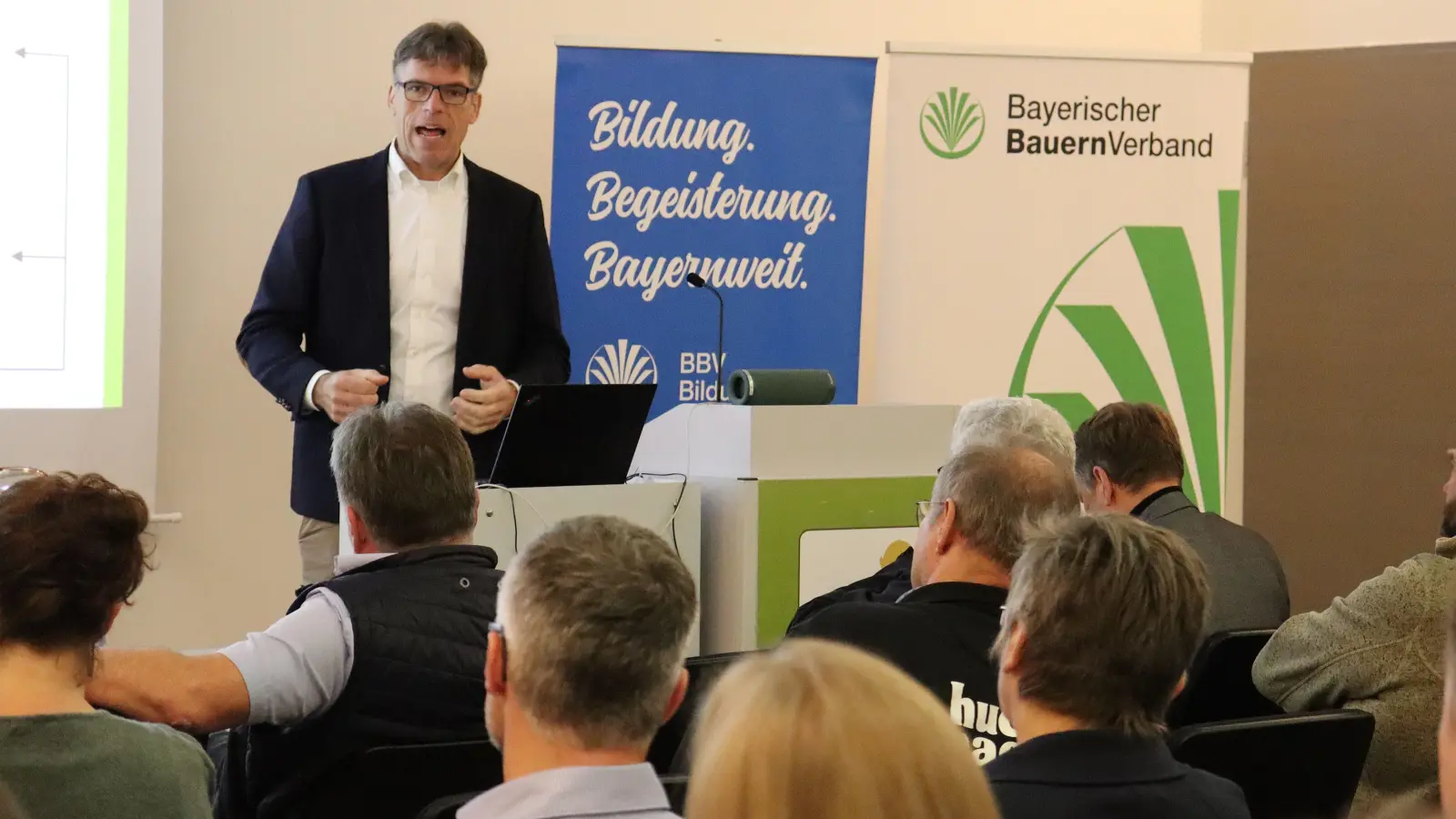 Professor Dr. Bernhard Bauer von der Hochschule Weihenstephan-Triesdorf sprach zu den Anbaustrategien mit Blick auf den Klimawandel. (Foto: Antonia Müller)
