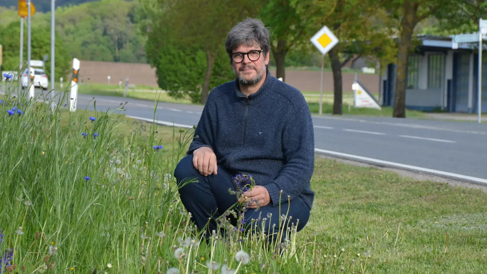 Die Blühwiese am Trautskirchener Ortseingang ist nicht unumstritten. Doch Landschaftsgärtner Joris Callens und der Heimatverein stehen dazu. Durch eine Infoveranstaltung soll das Projekt nun Nachahmer finden. (Foto: Yvonne Neckermann)