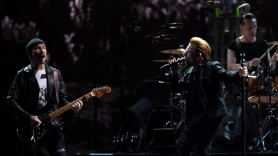 U2 begeisterten ihre Fans auch 2017 bei ihrer „The Joshua Tree“-Tour im Olympiastadion. (Archivbild) (Foto: picture alliance / Britta Pedersen/dpa-Zentralbild/ZB)