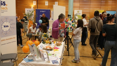 Niedrigschwelliges Angebot: Im Onoldiasaal präsentierten sich diverse Organisationen und versuchten, mit Eltern und Kindern ins Gespräch zu kommen. (Foto: Alexander Biernoth)