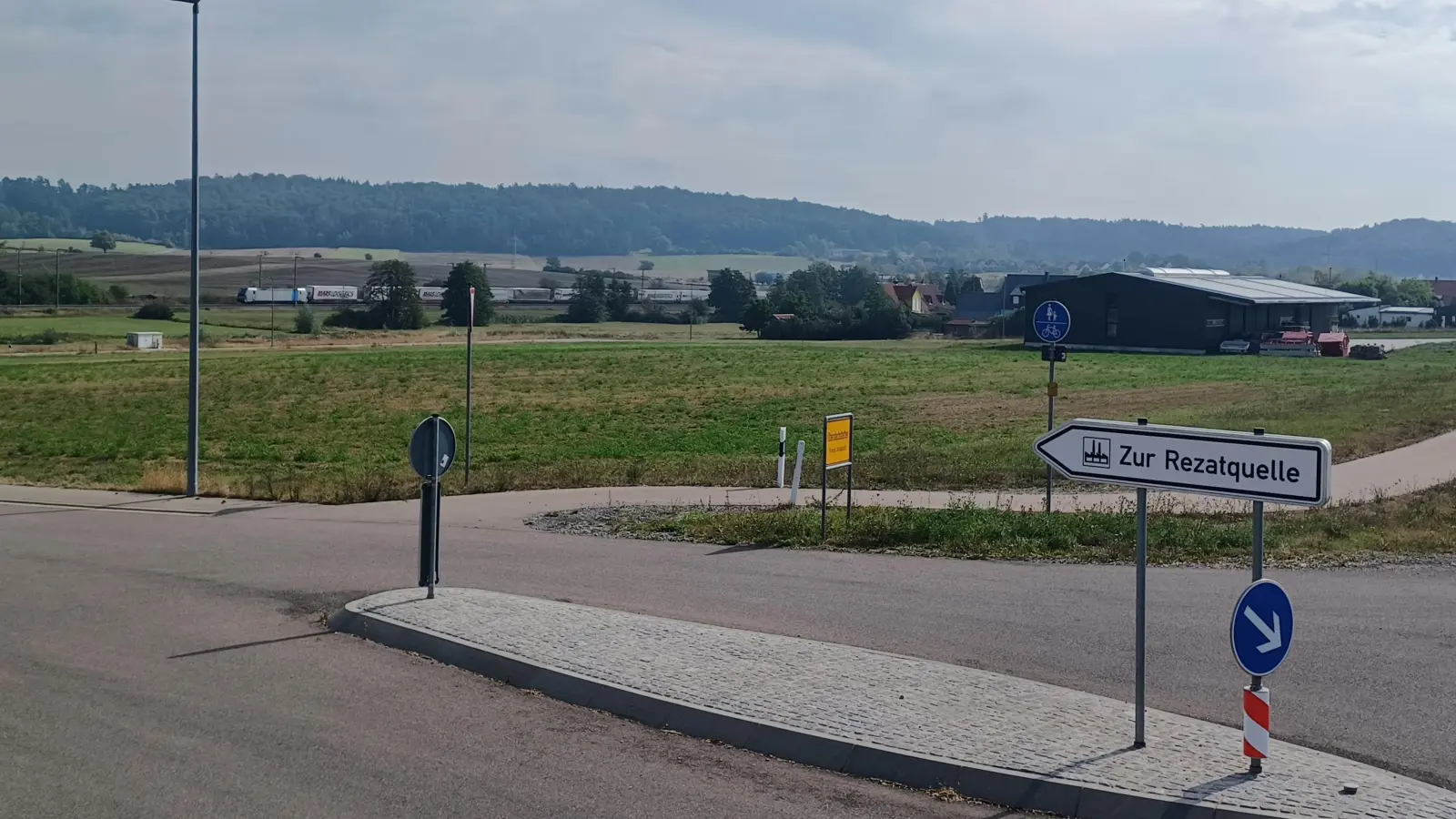 Wenn es nach dem Gemeinderat Oberdachstetten geht, könnte hier bald ein Fachmarktzentrum stehen. Das Foto zeigt das entsprechende Areal. Rechts außerhalb des Bildes verläuft die Bundesstraße. (Foto: Eileen Gillwald)