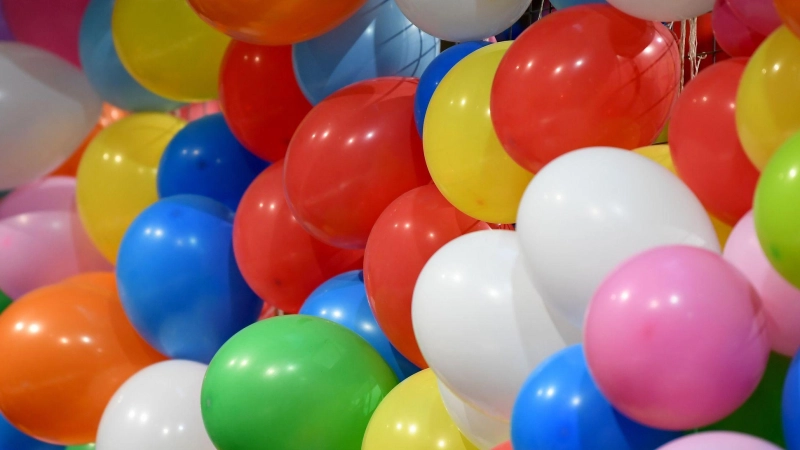 Nicht lebensmitteltauglich: Luftballons bestehen aus Materialien, die nicht für den Kontakt mit Lebensmitteln geeignet sind. (Foto: Britta Pedersen/dpa-Zentralbild/dpa-tmn)