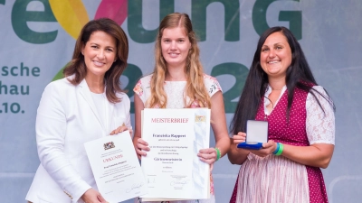 Franziska Rappert (Mitte) errang bayernweit das beste Ergebnis in der Gärtner-Meisterprüfung der Fachrichtung Baumschulen. Sie wurde bei der Landesgartenschau in Freyung von Ministerin Michaela Kaniber (links) geehrt; seitens des bayerischen Landesverbands des Bunds deutscher Baumschulen war Elke Wimmer (rechts) mit dabei.  (Foto: StMELF/Hauke Seyfarth)