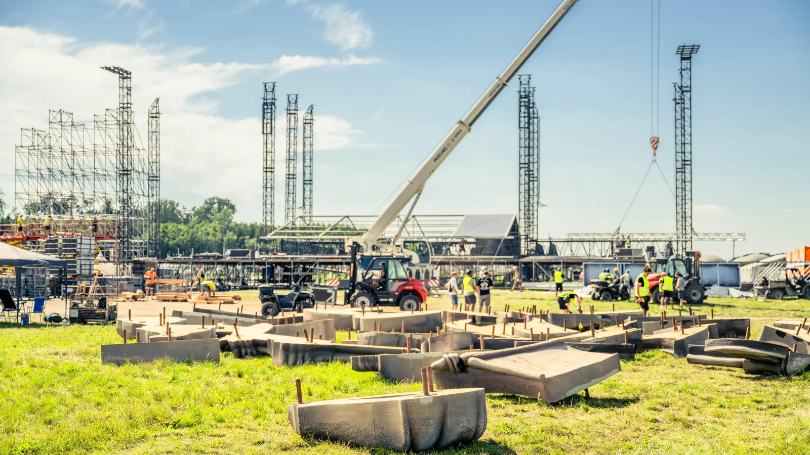 Auf Hochtouren läuft der Aufbau der Hauptbühne auf dem Summer-Breeze-Gelände bei Sinbronn. (Foto: Silverdust/Julian Wiedenhöfer)