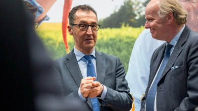 Produziert weiterhin in Russland: Breihersteller Stefan Hipp (rechts) mit Ernährungsminister Cem Özdemir (Grüne) auf der Biofach-Messe 2024. (Archivbild) (Foto: Daniel Vogl/dpa)