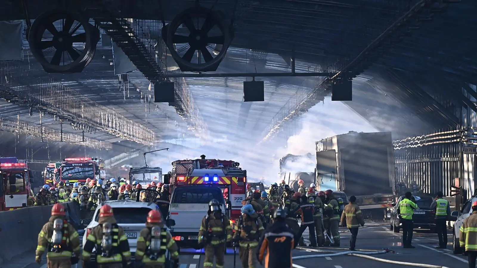 Die Feuerwehr im Einsatz (Foto: Uncredited/Newsis/AP/dpa)