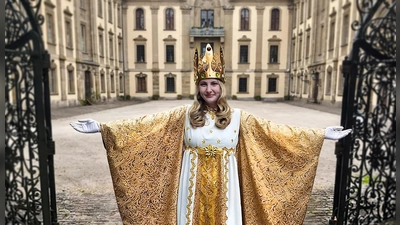 Christkind Fabienne lädt zum ersten Adventswochenende auf den Weihnachtsmarkt ein. (Foto: Stadt Schillingsfürst)
