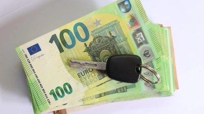 Viele Autokäufe werden per Kredit finanziert. (Symbolbild) (Foto: Karl-Josef Hildenbrand/dpa)