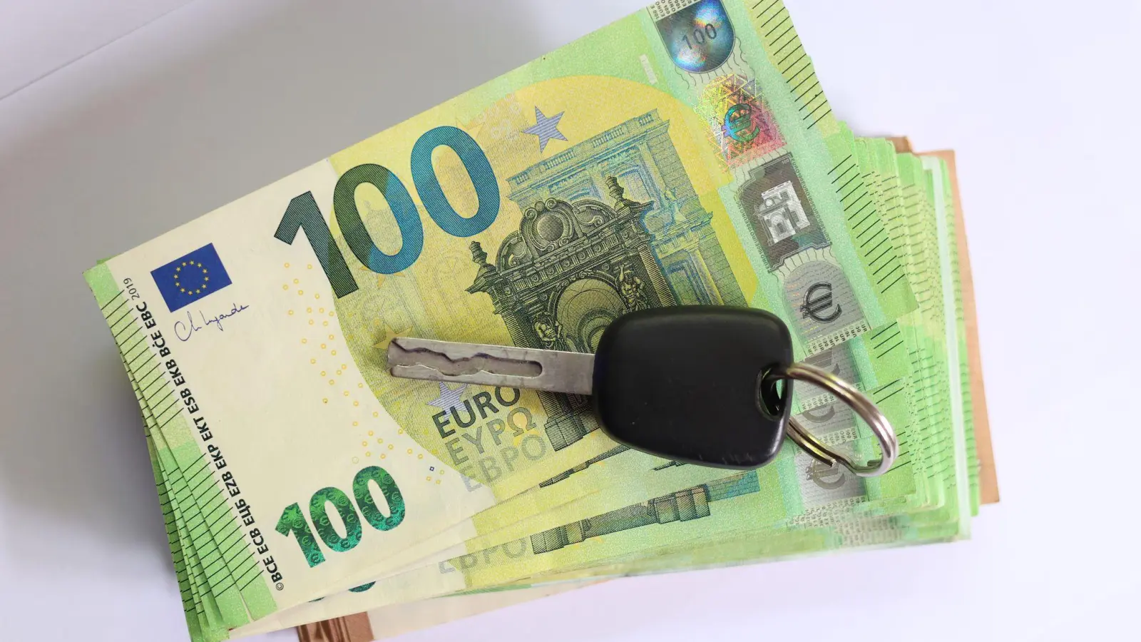 Viele Autokäufe werden per Kredit finanziert. (Symbolbild) (Foto: Karl-Josef Hildenbrand/dpa)