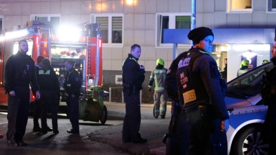 Polizei und Feuerwehr am Tatort in Berlin-Lichtenberg. (Foto: John Boutin/dpa)