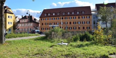Während auf der Grünfläche die Maßnahmen zum Hochwasserschutz umgesetzt werden, wird der Verkehr rund um die Kreuzung des Kasernendammes mit der Würzburger Straße eingeschränkt. (Foto: Florian Schwab)