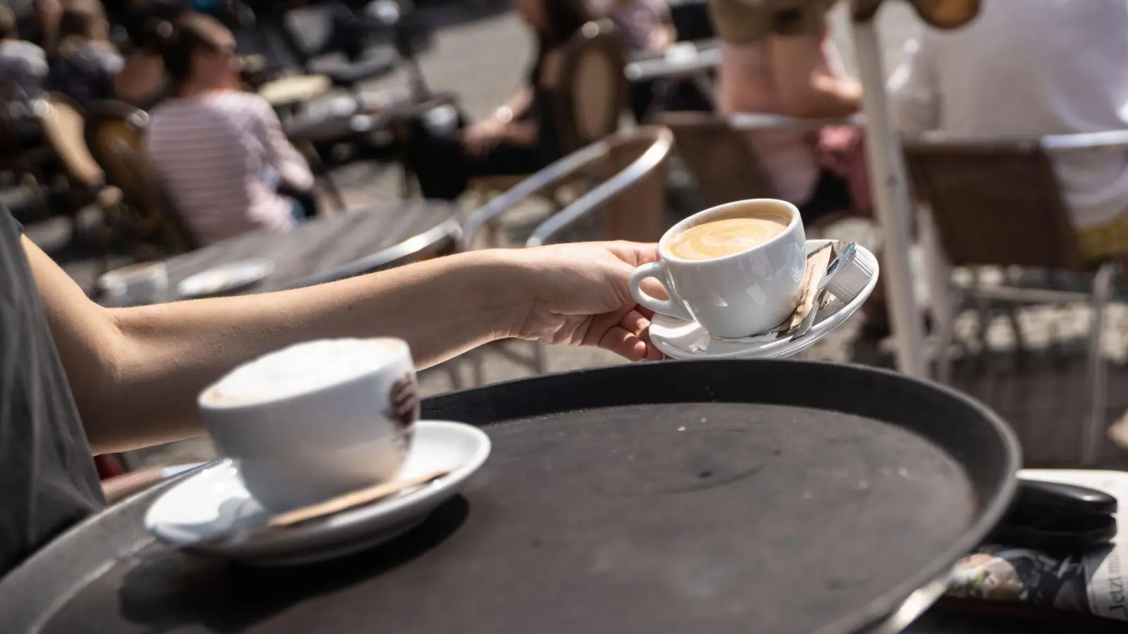 Eine Studentin bedient am Vormittag in einem Cafe. Beim Fachkräftemangel in Hotels, Restaurants und Gaststätten ist derzeit keine Besserung in Sicht. (Foto: Frank Rumpenhorst/dpa)