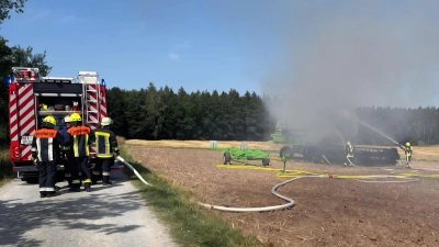 Bei Münchsteinach brannte ein Mähdrescher. Damit die Feuerwehr löschen konnte, musste sie das Gerät aufspreizen. (Foto: Kreisfeuerwehrverband NEA)
