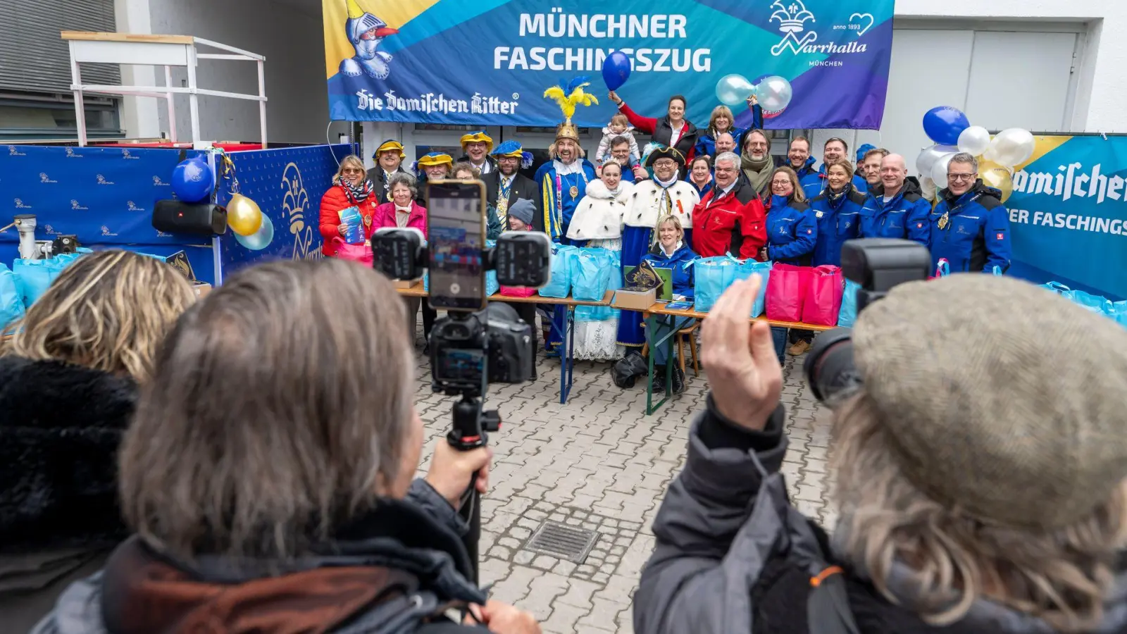 Süße Spenden: nach der Absage des Faschingszuges haben die Münchner Gesellschaften „Narrhalla“ und „Damische Ritter“ tonnenweise Naschereien verschenkt. (Foto: Peter Kneffel/dpa)